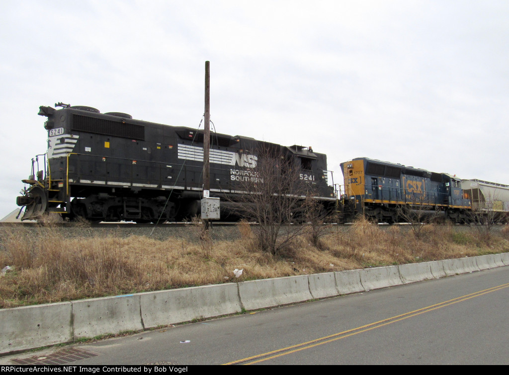 NS 5241 and CSX 1707